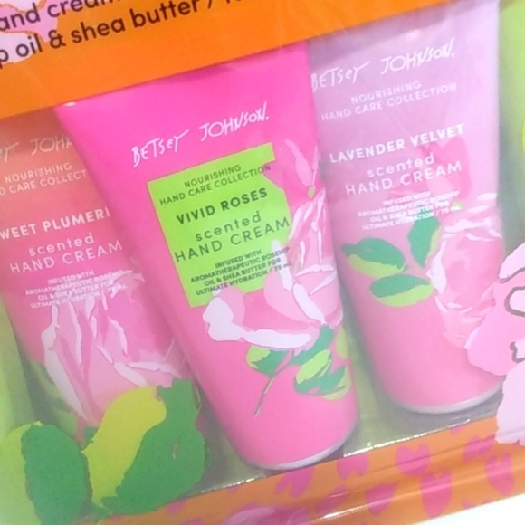 BETSEY JOHNSON 3 PIECE SCENTED HAND CREAM SET PLUMERIA ROSEHIP LAVENDER … - Picture 4 of 7